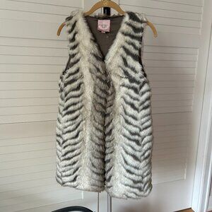 Women's Romeo and Juliet Couture Sz Small faux fur Vest